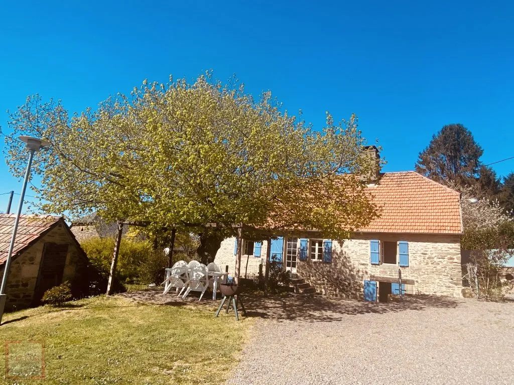 TRES BEL ENSEMBLE AVEC VUE ET 1 HA