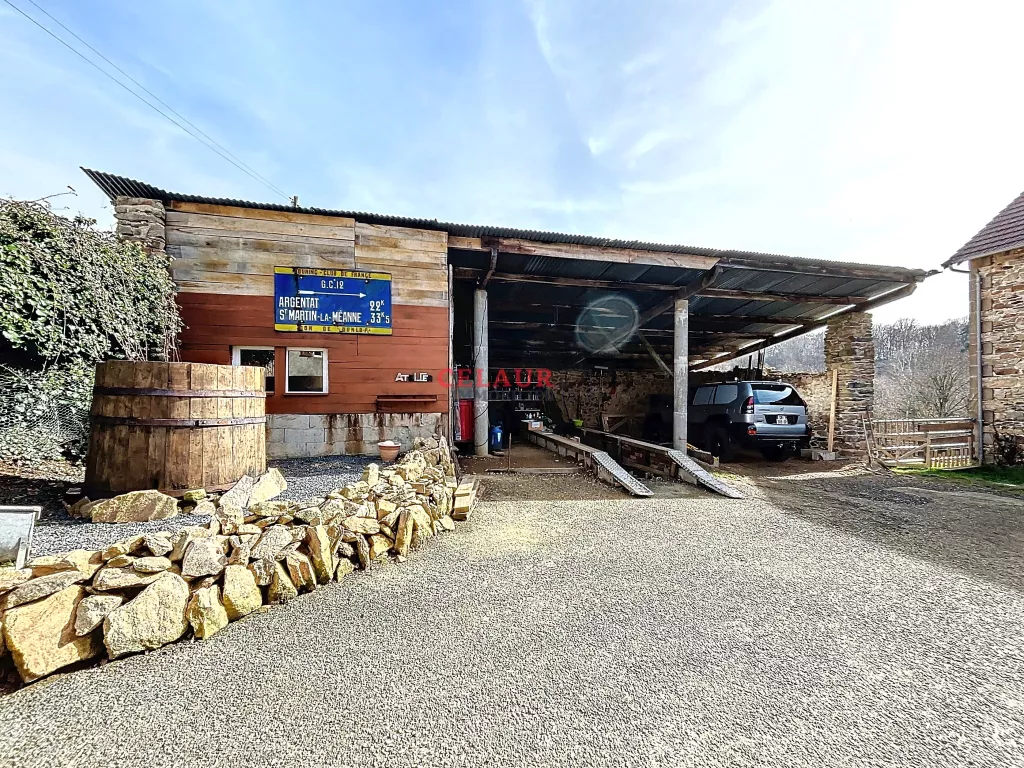 MAISON EN PIERRE RÉNOVÉE AVEC GRANGE, HANGARS, BATIMENT DE STOCKAGE ET TERRAIN