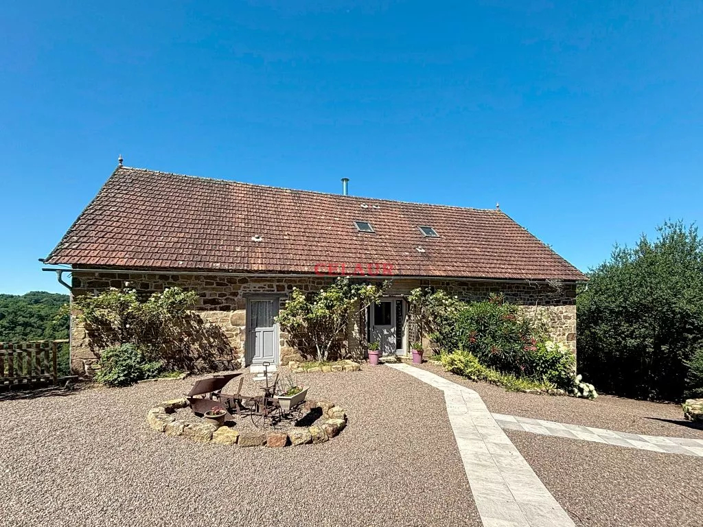 DOMAINE DE 10 HA : MAISON, GRANGE AMENAGEE, VUE, PISCINE