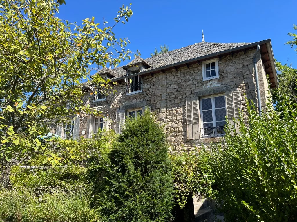 UN TRES JOLI "COSY" COTTAGE...