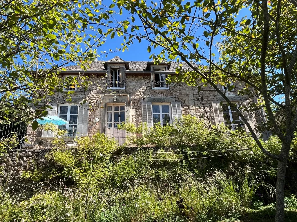 UN TRES JOLI "COSY" COTTAGE...