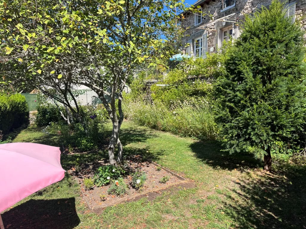 UN TRES JOLI "COSY" COTTAGE...