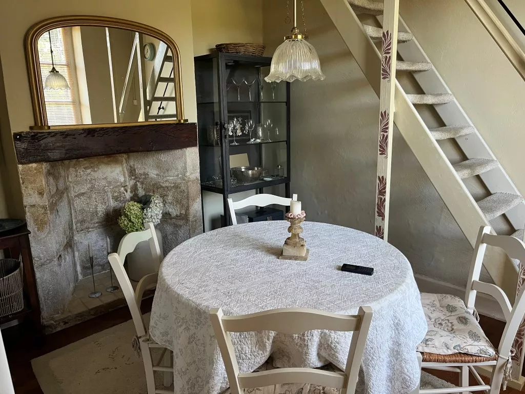 UN TRES JOLI "COSY" COTTAGE...