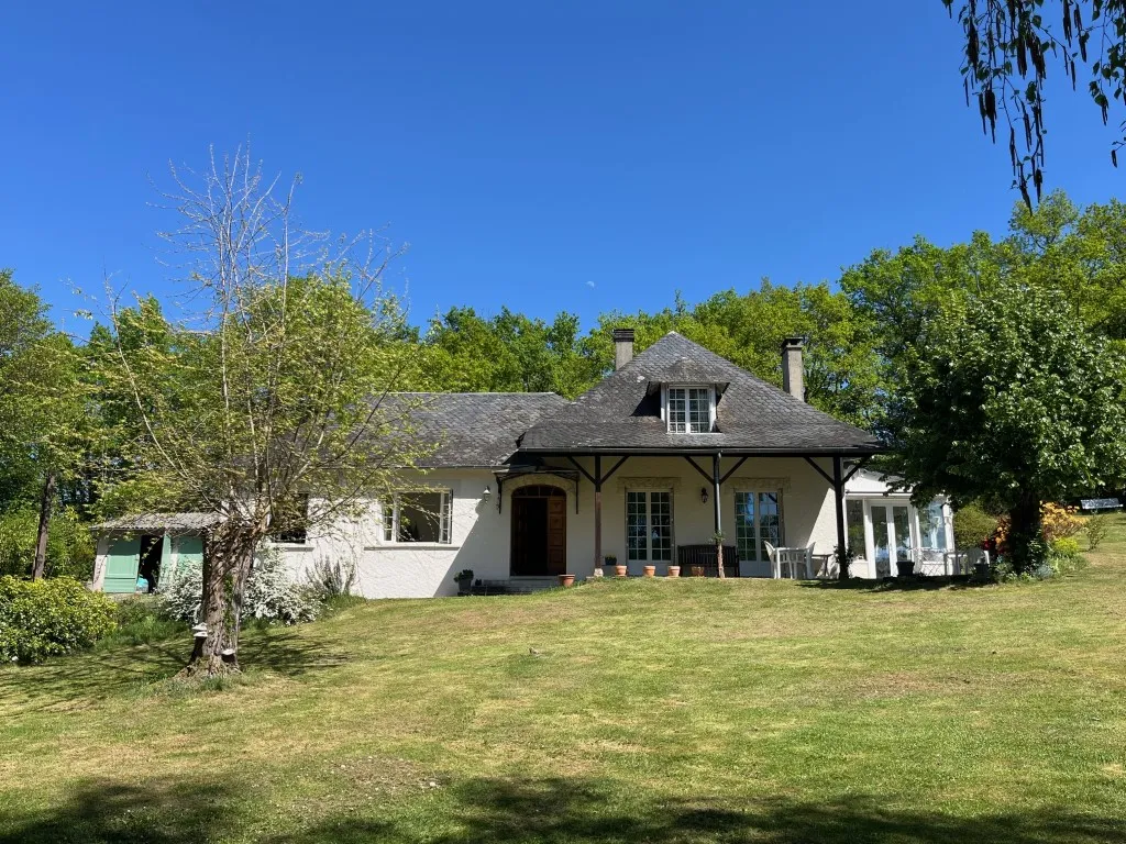 BELLE MAISON AVEC JOLI PARC ET VUE DEGAGEE