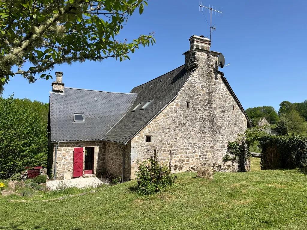 BELLE MAISON EN PIERRES SUR BEAU TERRAIN DE 4500m&sup2;