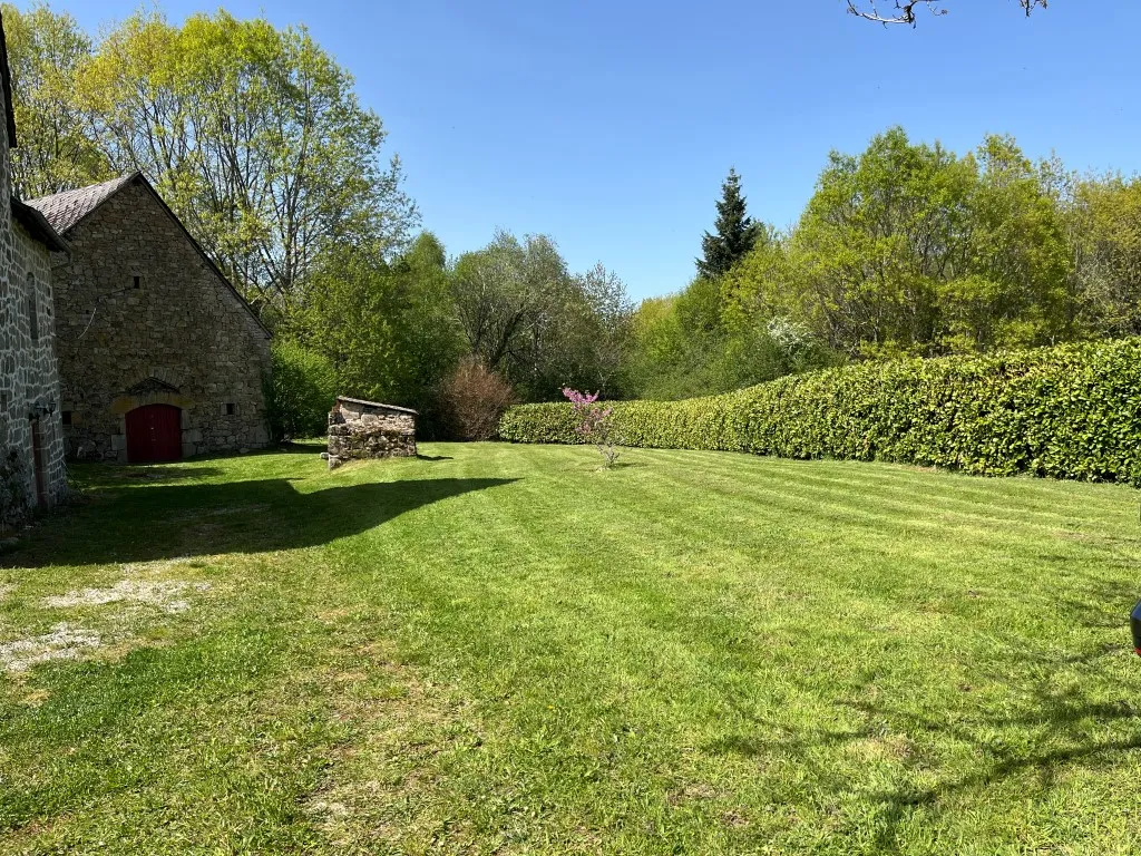 BELLE MAISON EN PIERRES SUR BEAU TERRAIN DE 4500m&sup2;