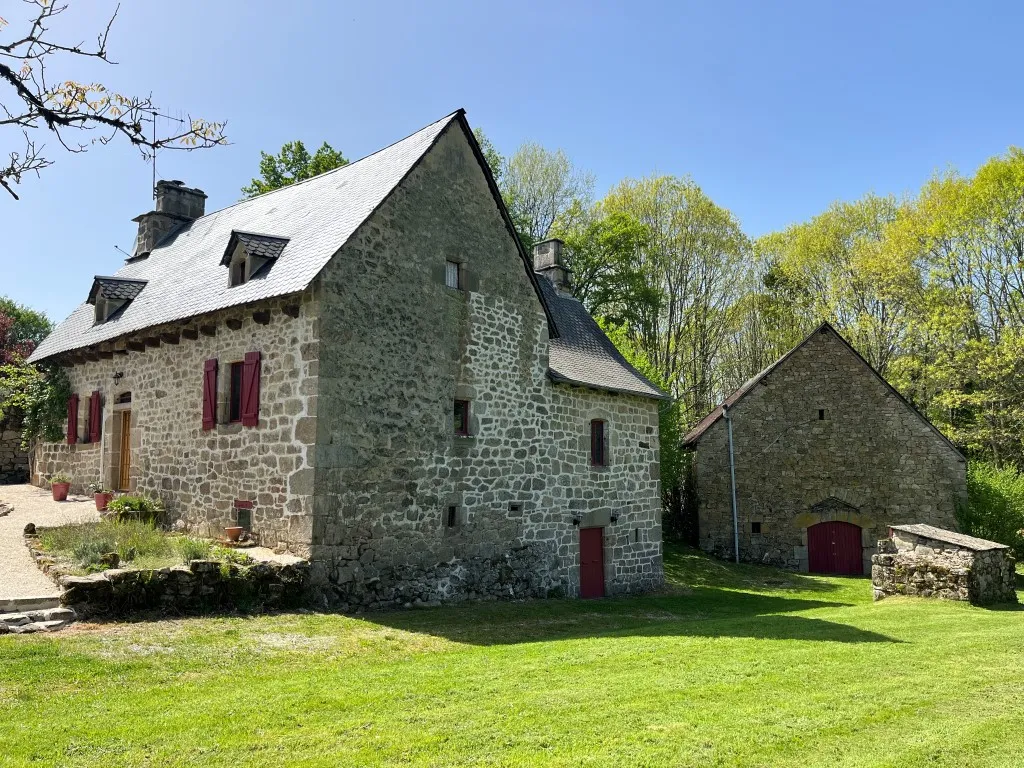 BELLE MAISON EN PIERRES SUR BEAU TERRAIN DE 4500m&sup2;