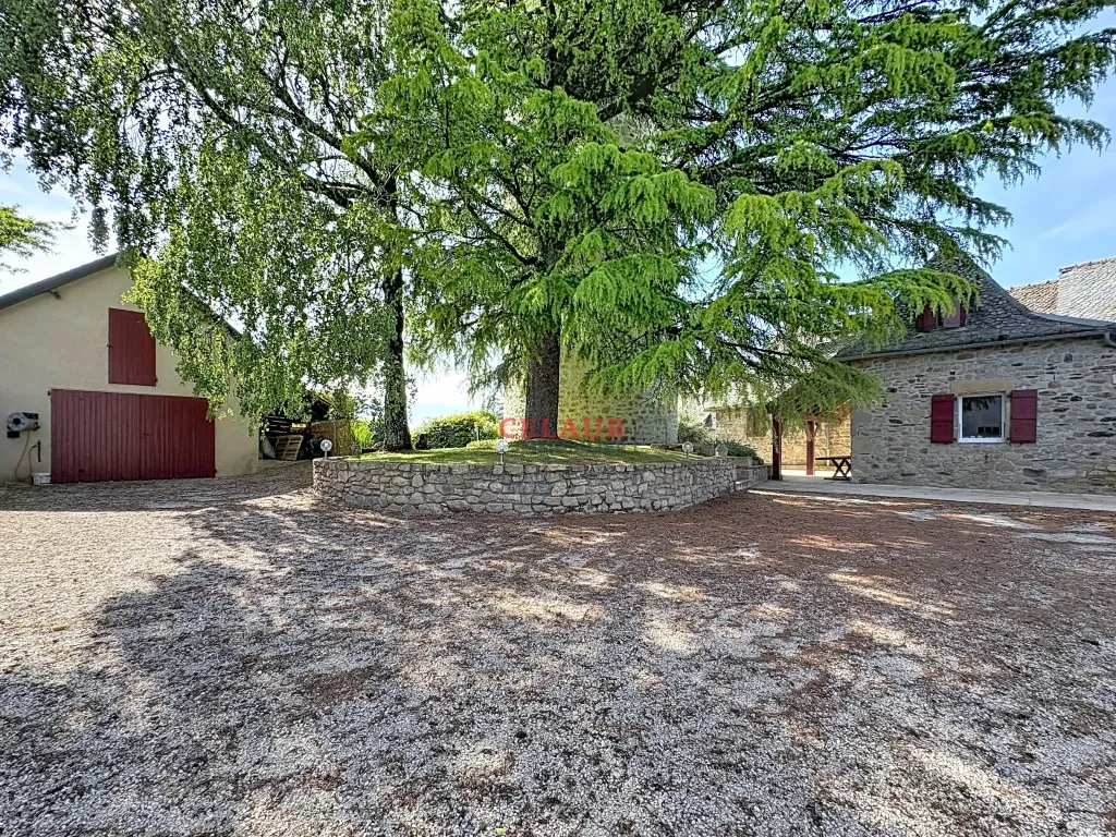 PROPRIETE EN PIERRE AVEC PARC ET PISCINE